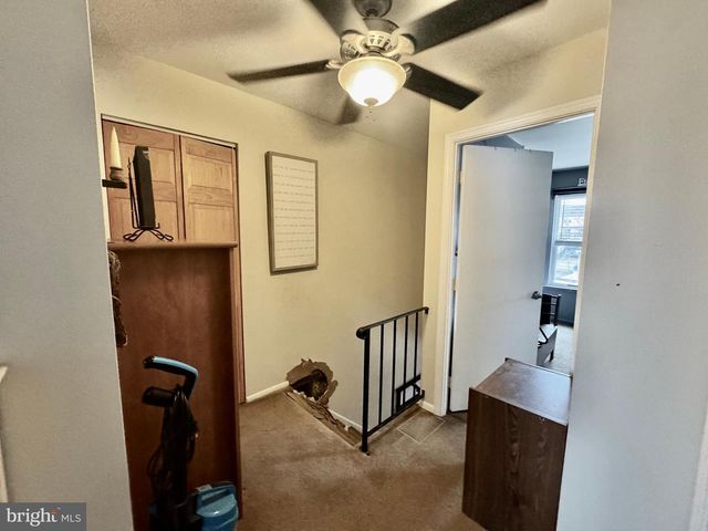 8 HONEYSUCKLE DR, Newark, DE 19702