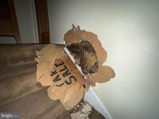 8 HONEYSUCKLE DR, Newark, DE 19702