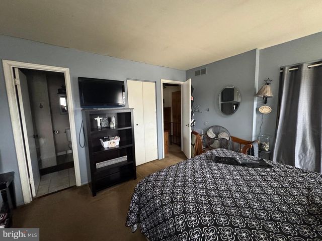 8 HONEYSUCKLE DR, Newark, DE 19702