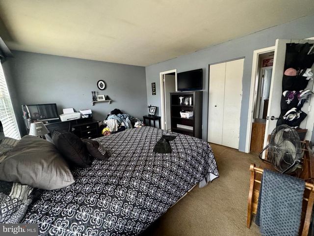 8 HONEYSUCKLE DR, Newark, DE 19702