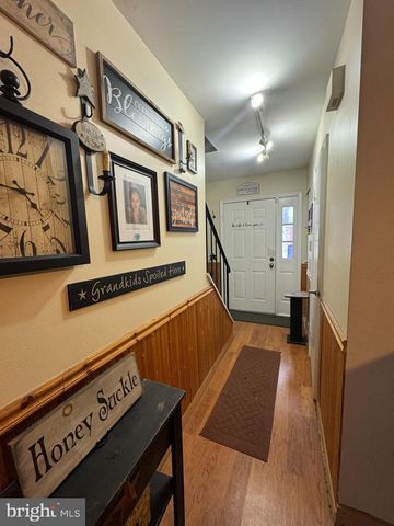 8 HONEYSUCKLE DR, Newark, DE 19702