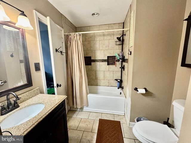 8 HONEYSUCKLE DR, Newark, DE 19702