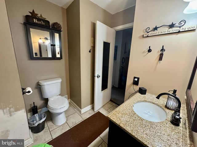 8 HONEYSUCKLE DR, Newark, DE 19702