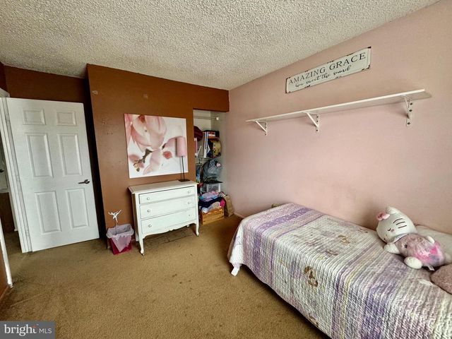 8 HONEYSUCKLE DR, Newark, DE 19702