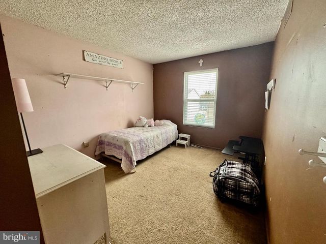 8 HONEYSUCKLE DR, Newark, DE 19702