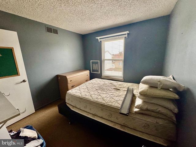 8 HONEYSUCKLE DR, Newark, DE 19702