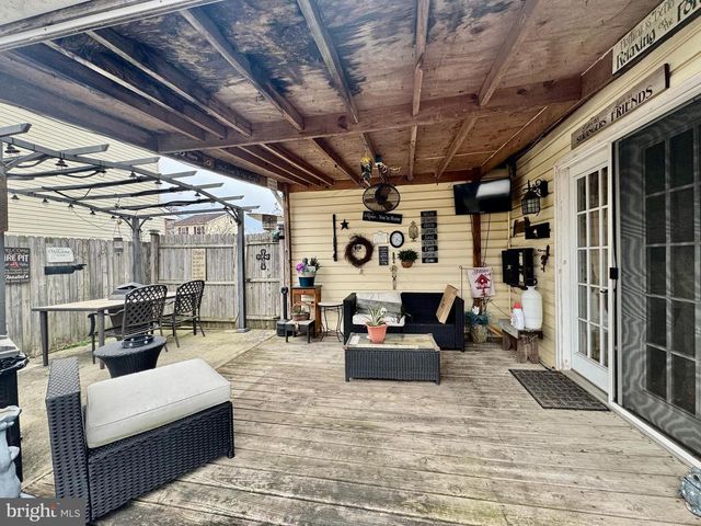 8 HONEYSUCKLE DR, Newark, DE 19702