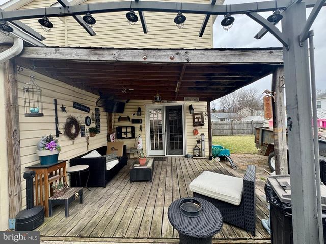 8 HONEYSUCKLE DR, Newark, DE 19702