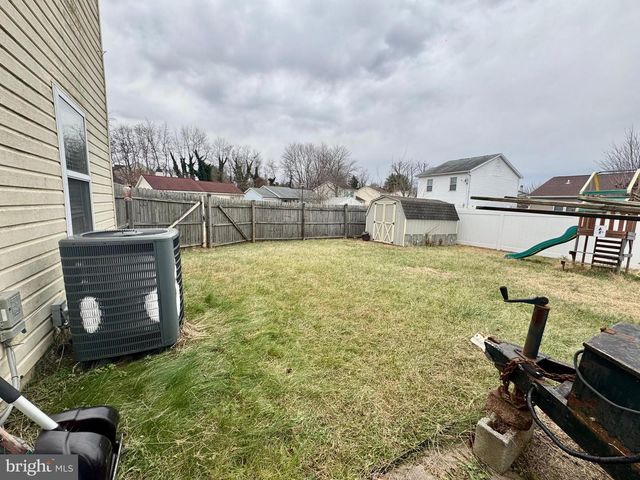 8 HONEYSUCKLE DR, Newark, DE 19702