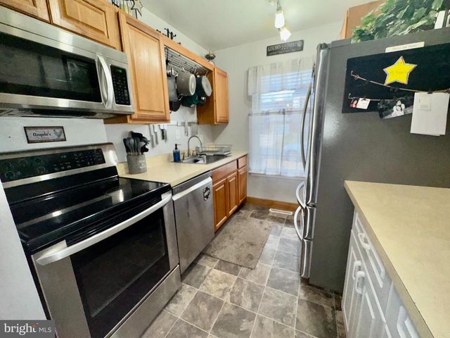 8 HONEYSUCKLE DR, Newark, DE 19702