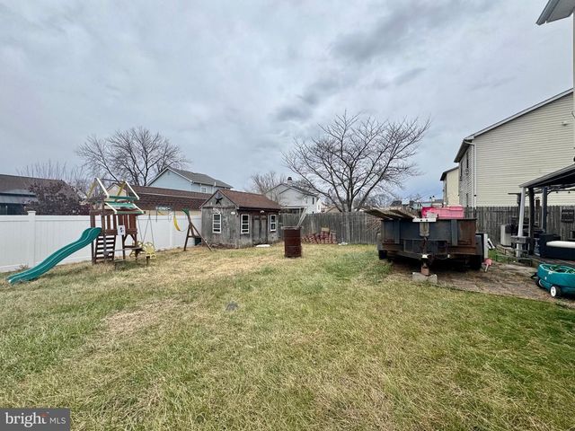 8 HONEYSUCKLE DR, Newark, DE 19702