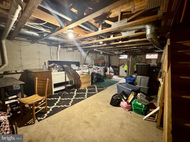 8 HONEYSUCKLE DR, Newark, DE 19702