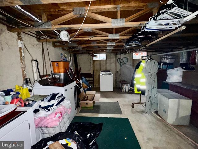 8 HONEYSUCKLE DR, Newark, DE 19702