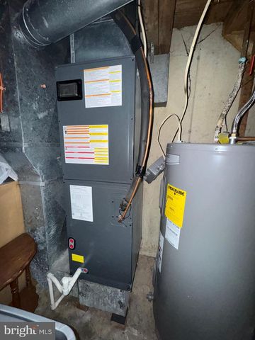 8 HONEYSUCKLE DR, Newark, DE 19702