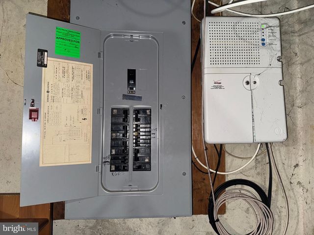 8 HONEYSUCKLE DR, Newark, DE 19702