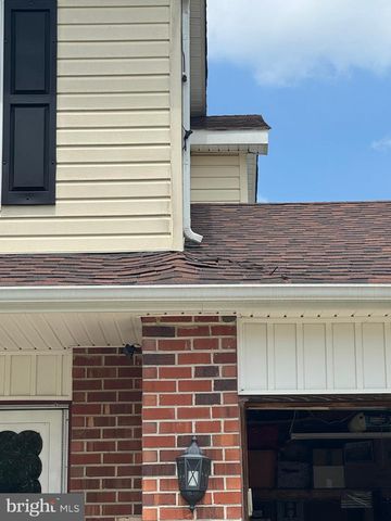 8 HONEYSUCKLE DR, Newark, DE 19702