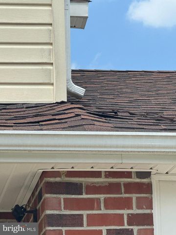 8 HONEYSUCKLE DR, Newark, DE 19702