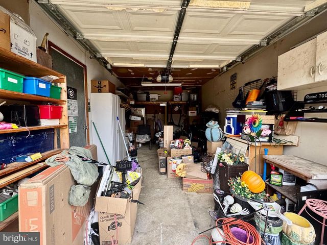 8 HONEYSUCKLE DR, Newark, DE 19702