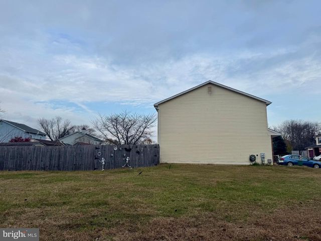 8 HONEYSUCKLE DR, Newark, DE 19702