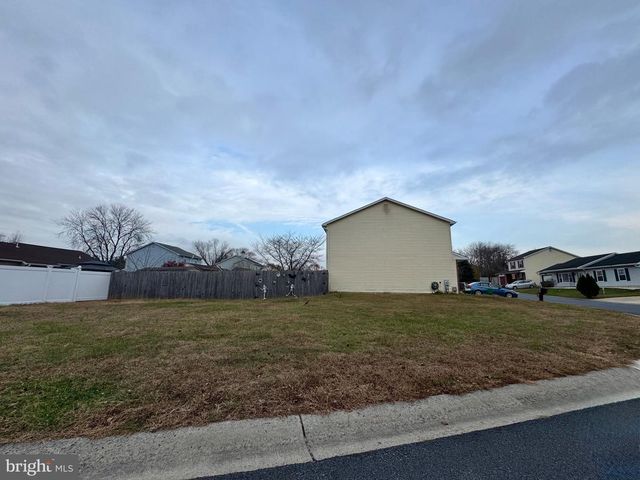 8 HONEYSUCKLE DR, Newark, DE 19702