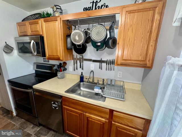 8 HONEYSUCKLE DR, Newark, DE 19702