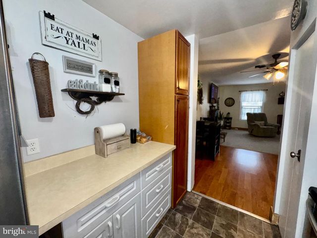 8 HONEYSUCKLE DR, Newark, DE 19702