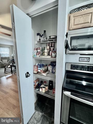 8 HONEYSUCKLE DR, Newark, DE 19702