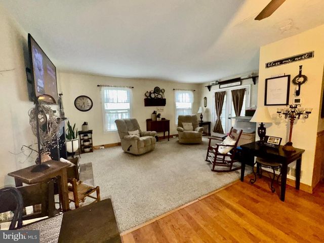 8 HONEYSUCKLE DR, Newark, DE 19702