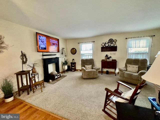 8 HONEYSUCKLE DR, Newark, DE 19702