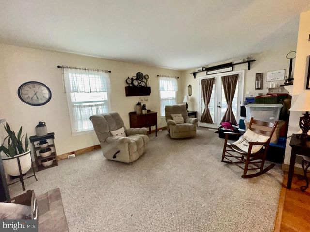 8 HONEYSUCKLE DR, Newark, DE 19702