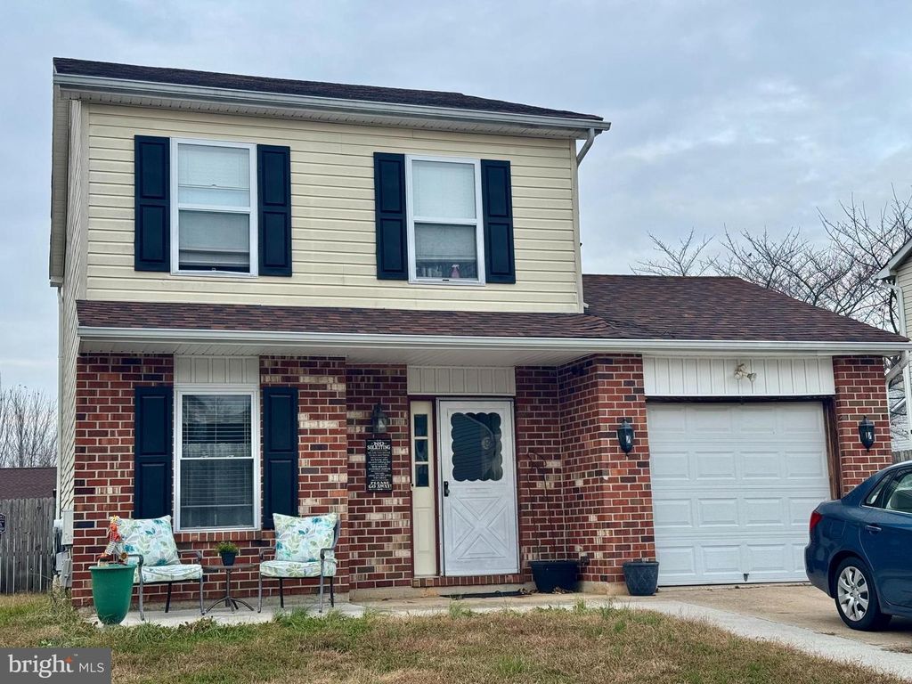 8 HONEYSUCKLE DR, Newark, DE 19702