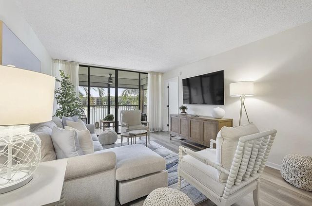 5722 Coral Lake Drive 210, Margate, FL 33063