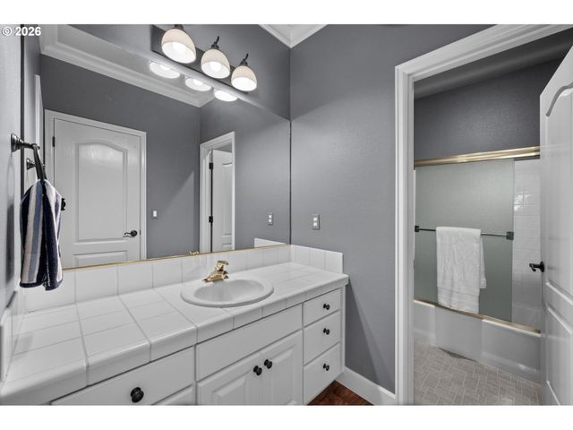 4965 MULHOLLAND Dr, Lake Oswego, OR 97035