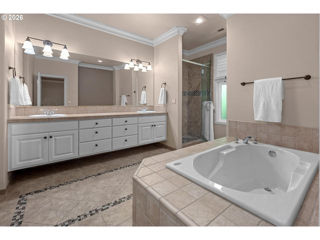 4965 MULHOLLAND Dr, Lake Oswego, OR 97035