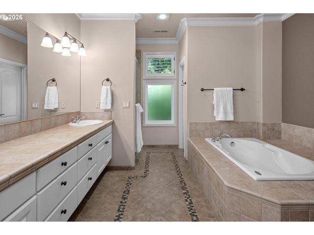 4965 MULHOLLAND Dr, Lake Oswego, OR 97035