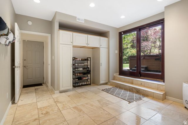 4049 E PROSPECTOR DR, Cottonwood Heights, UT 84121