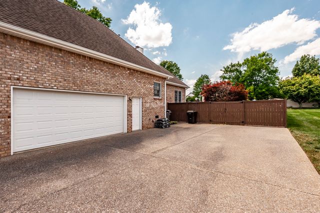 111 Highland Rdg, Hendersonville, TN 37075