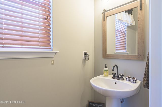 28 Meadow Circle, Mays Landing, NJ 08330