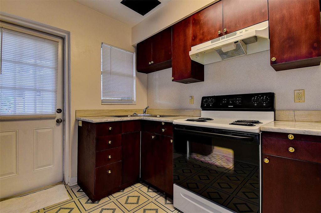 Image 14 of property listing at 2534 40TH AVENUE N, St Petersburg, FL 33714