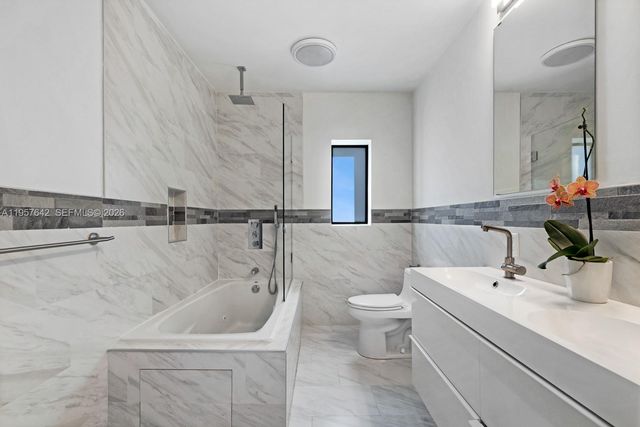 2240 Tequesta Ln, Miami, FL 33133