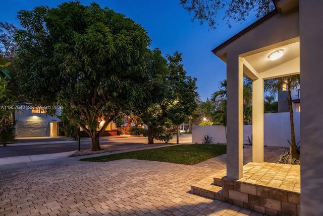 2240 Tequesta Ln, Miami, FL 33133