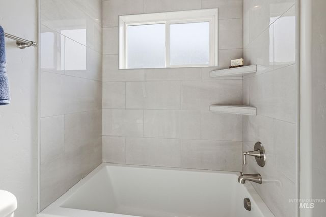 2524 E Picard Dr, Meridian, ID 83646