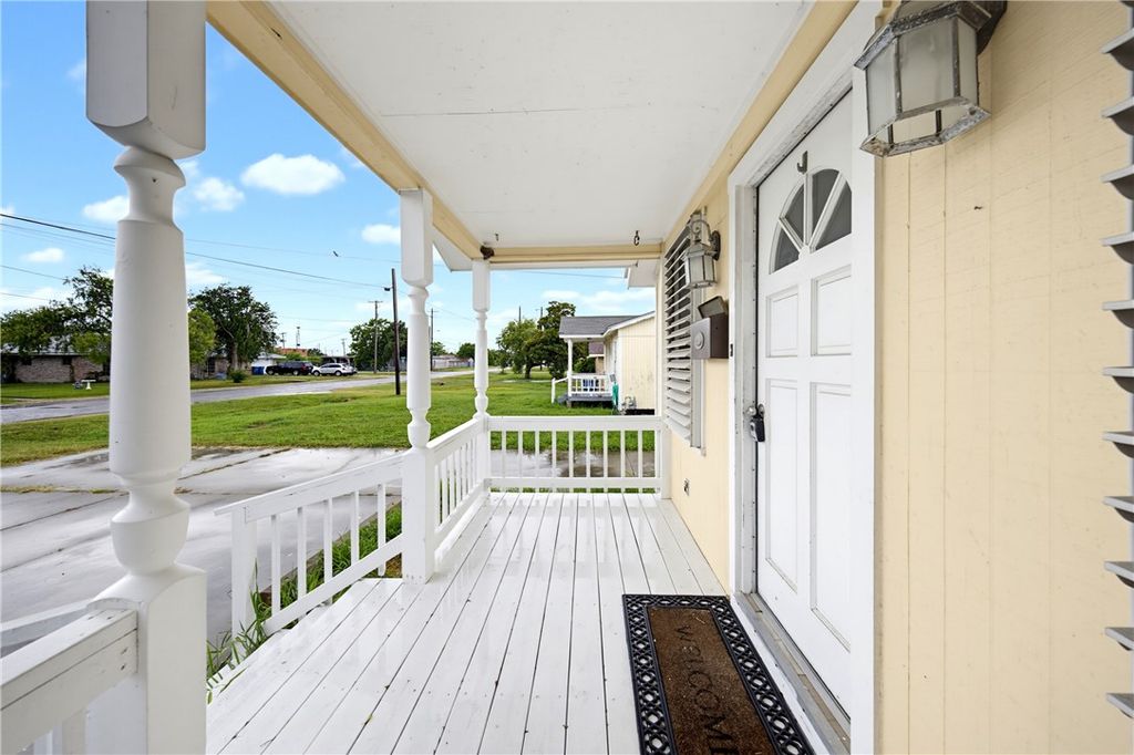413 E Fulton St, Sinton, TX 78387 — photo 3