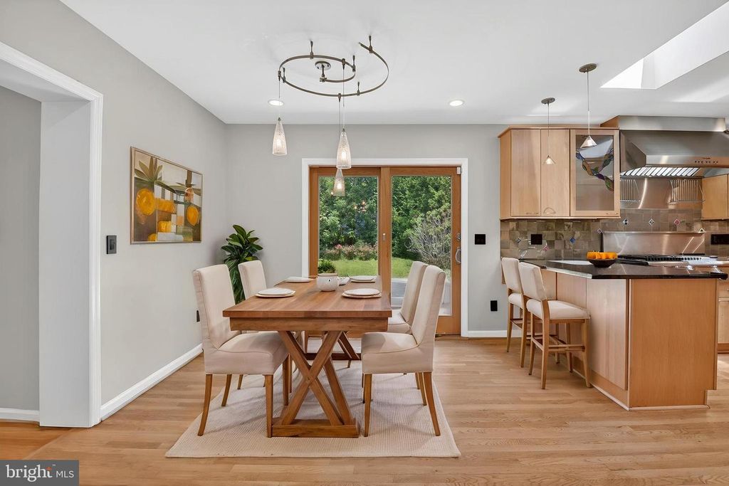 Image 10 of property listing at 13601 VALLEY DR, Rockville, MD 20850