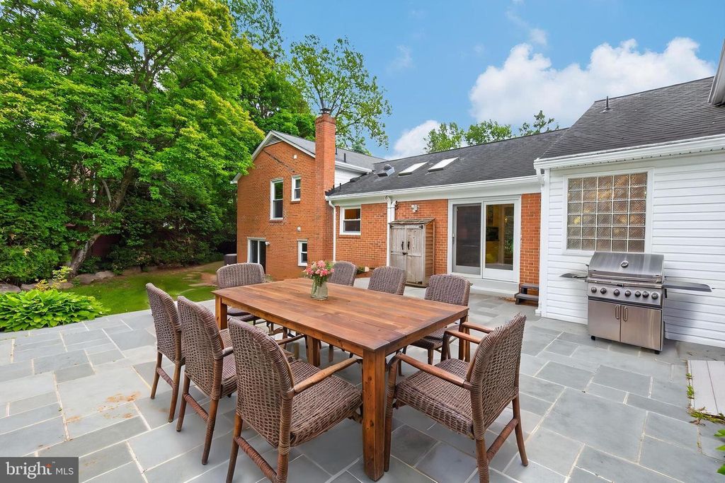 Image 12 of property listing at 13601 VALLEY DR, Rockville, MD 20850