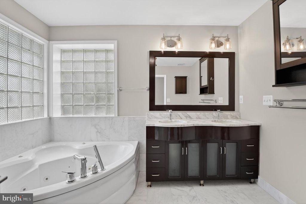 Image 15 of property listing at 13601 VALLEY DR, Rockville, MD 20850