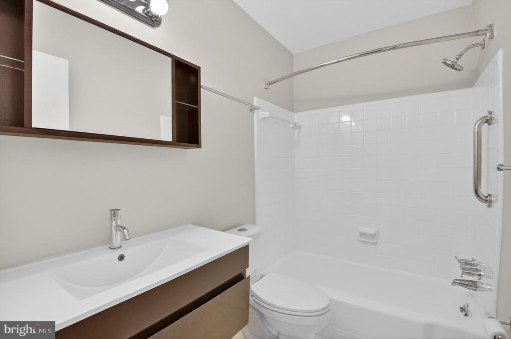 Image 19 of property listing at 13601 VALLEY DR, Rockville, MD 20850