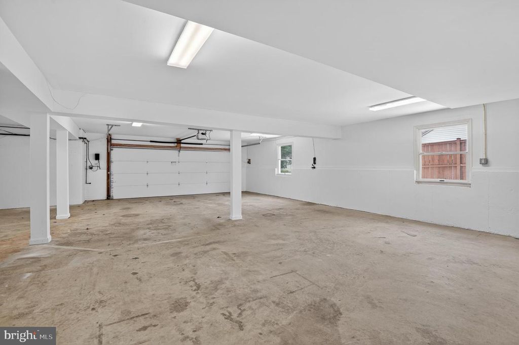 Image 29 of property listing at 13601 VALLEY DR, Rockville, MD 20850
