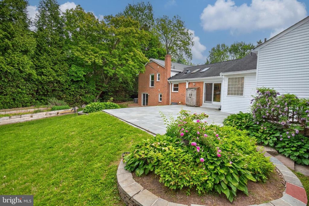 Image 32 of property listing at 13601 VALLEY DR, Rockville, MD 20850