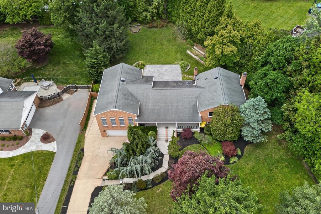Image 39 of property listing at 13601 VALLEY DR, Rockville, MD 20850